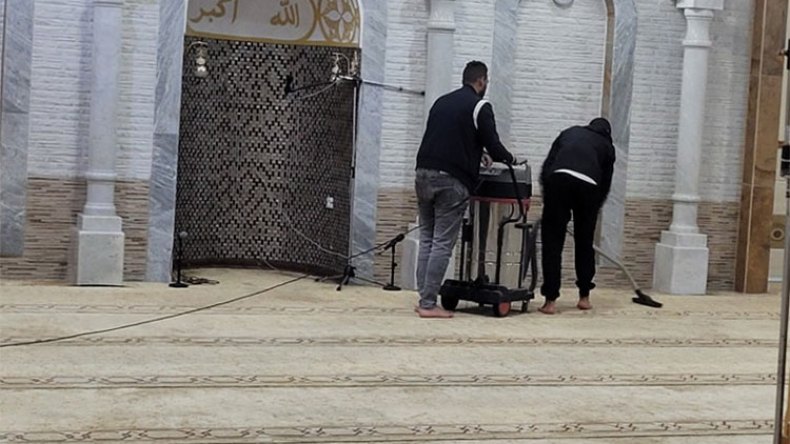 تنظيف السجادات وتصليح المصابيح والأبواب ومصليات النساء