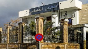 مهربان ينقلان 28 بندقية وسط الملابس الرثة