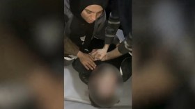 بالفيديو..مشهد يفطر القلوب لفلسطينية تحاول إنعاش زوجها لحظة استشهاده!