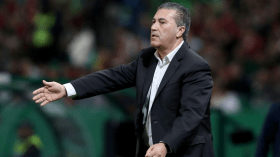 مدرب نيجيريا يسعى لتحقيق إنجاز غير مسبوق في نهائي “الكان”