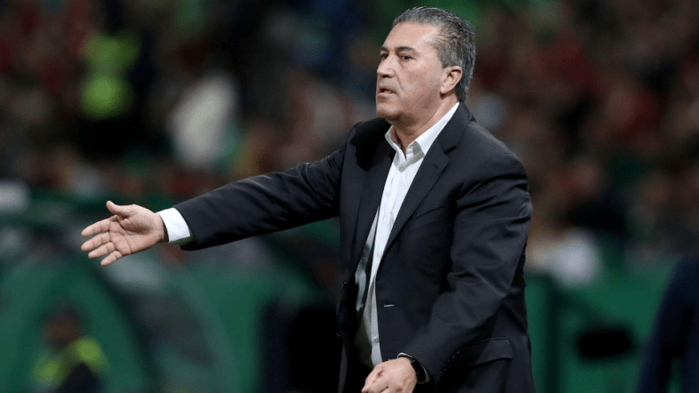 مدرب نيجيريا يسعى لتحقيق إنجاز غير مسبوق في نهائي “الكان”