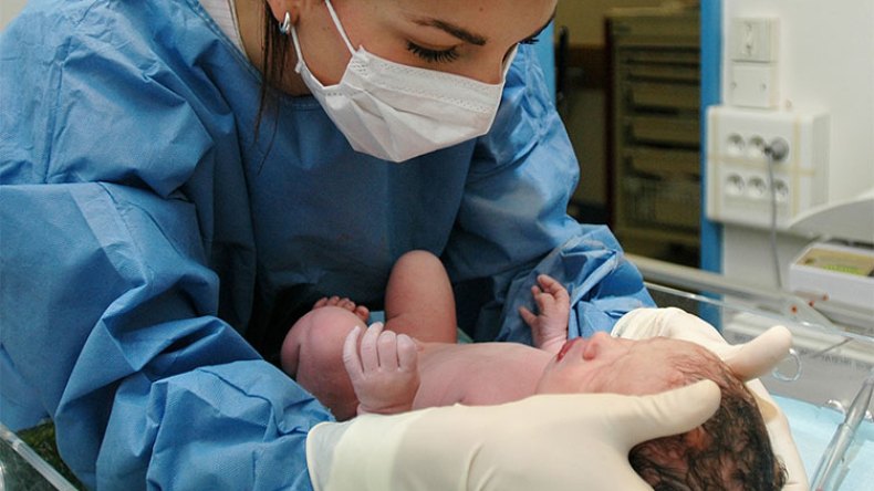 أخيرا.. تسليم شهادة الماستر لـ”القابلات”