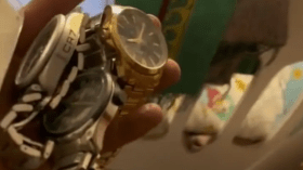 فيديو مستفز لأحد جنود “الجيش الأكثر أخلاقا في العالم” وهو ينهب بيتا في غزة شُرّد سكانه!