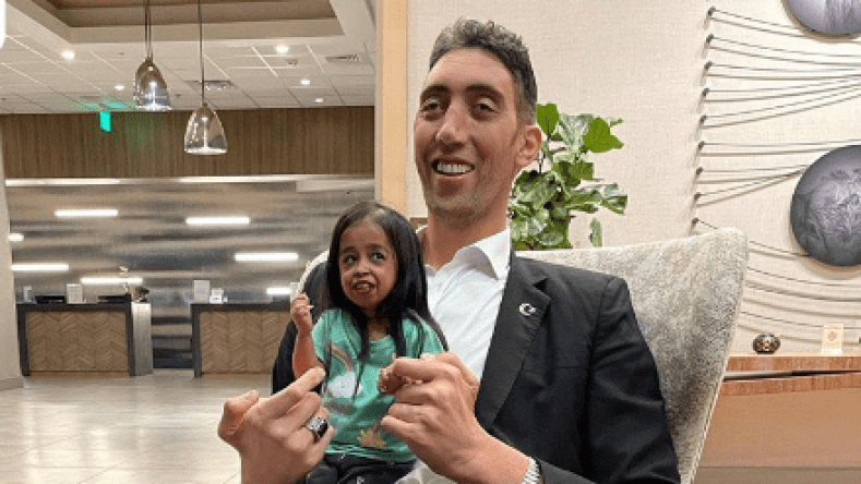 فيديو طريف لأطول رجل في العالم يمازح أقصر امرأة!