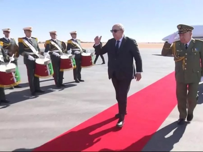 Le président de la République arrive à l’aéroport de Tindouf