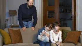 الأب الأعزب.. وحيد رفقة أولادي وعذابي