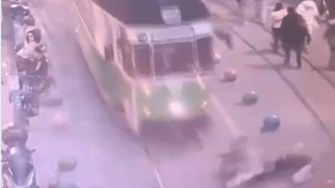 فيديو يحبس الأنفاس لامرأة تلقي بنفسها في سكة الترامواي لتنقذ حفيدها!