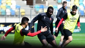 أصحاب اللونين “الأحمر والأسود” للحفاظ على سلسلتهم الإيجابية