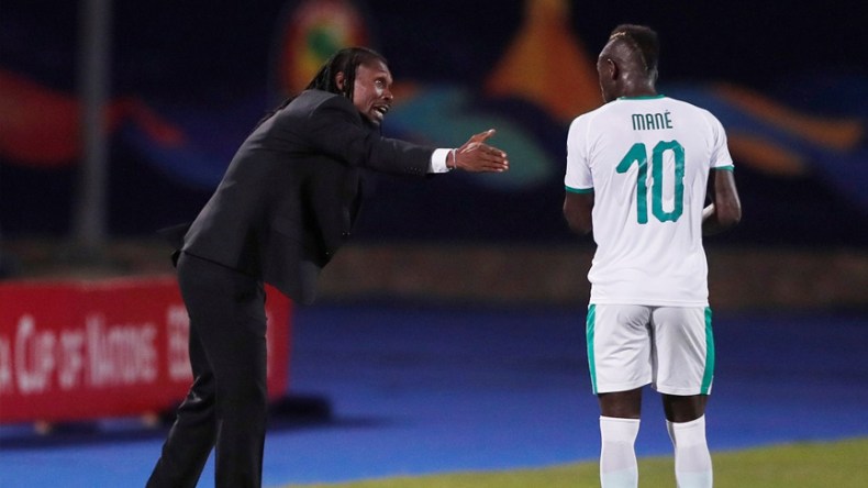 ساديو ماني يُعارض إقالة المدرب سيسيه من منتخب السنغال
