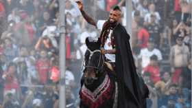 بالفيديو.. فيدال يعود إلى نادي طفولته على ظهر حصان