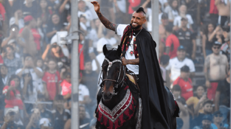 بالفيديو.. فيدال يعود إلى نادي طفولته على ظهر حصان