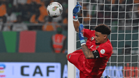 حارس جنوب إفريقيا يكشف سر تألقه في ركلات الترجيح