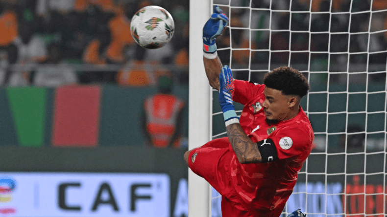 حارس جنوب إفريقيا يكشف سر تألقه في ركلات الترجيح