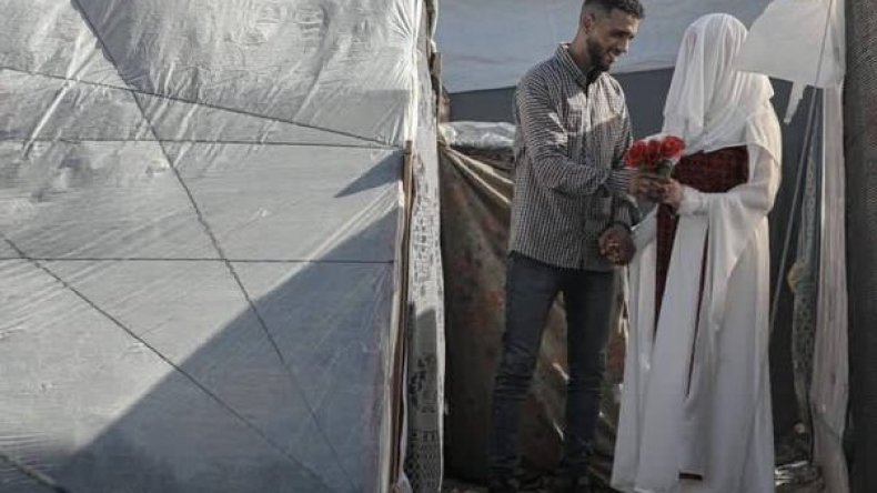 بالفيديو.. هذه حقيقة الصورة المتداولة لاستشهاد عروسين برفح بعد 3 أيام من زفافهما!