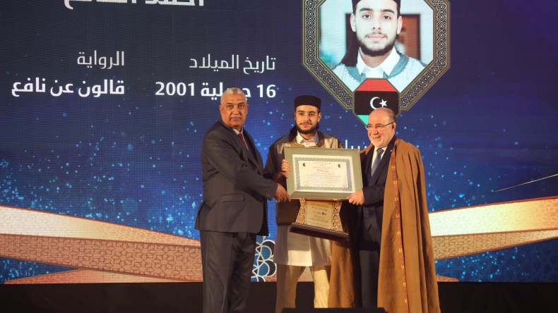 القارئ الليبي أحمد العالم يًتوج بجائزة الجزائر لحفظ القرآن الكريم