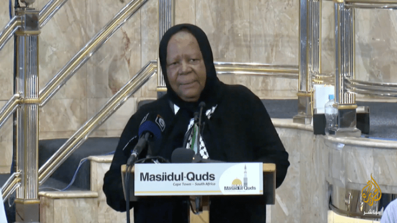 وزيرة خارجية جنوب افريقيا ترتدي الحجاب وتستشهد بأحاديث نبوية