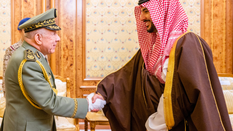 الفريق أول شنقريحة يُستقبل من طرف وزير الدفاع السعودي