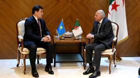 الجزائر وكازاخستان تبحثان سبل ترقية التعاون