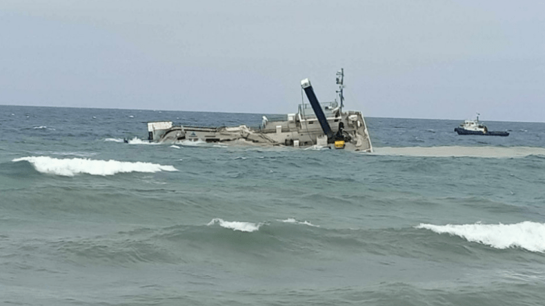 غرق سفينة تابعة لمشروع محطة تحلية مياه البحر “فوكة 2” بتيبازة