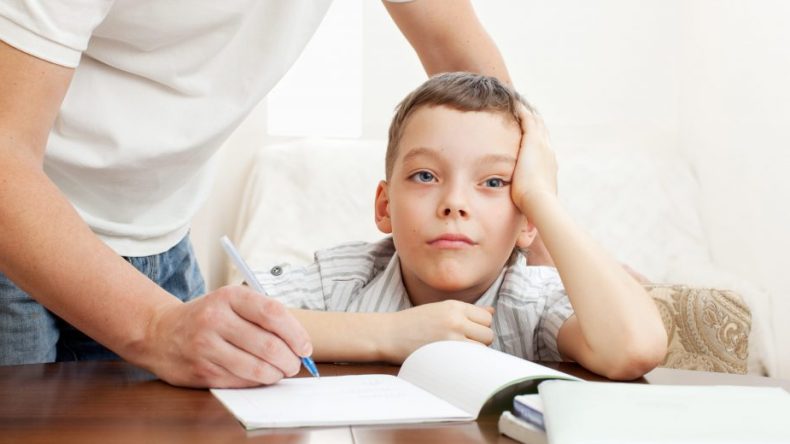 سلوكات روتينية خاطئة .. أولياء يعلمون أبناءهم الاتكالية والكسل