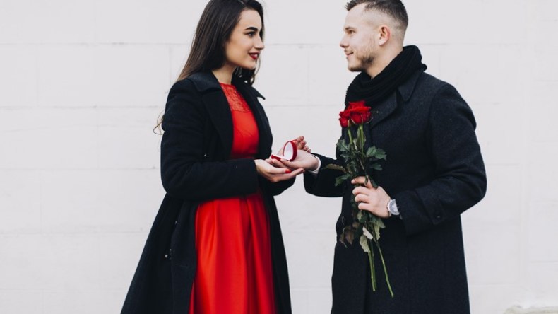 جزائريات مصابات بعقدة سندريلا.. يخشين الاستقلالية وينتظرن الفارس المنقذ