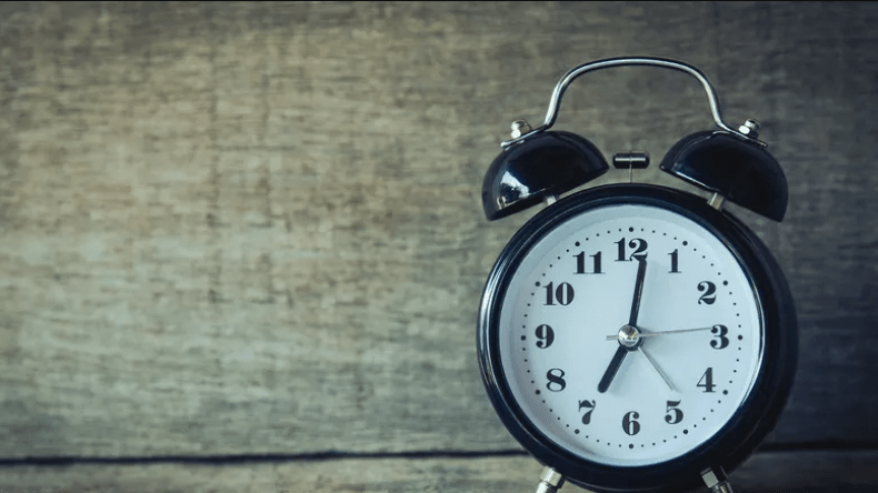 منها تصفح الهاتف.. 8 أخطاء تبدأ بها صباحك