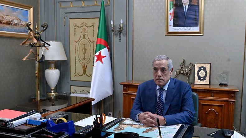 العرباوي يجري اتصالا هاتفيا مع نظيره التونسي