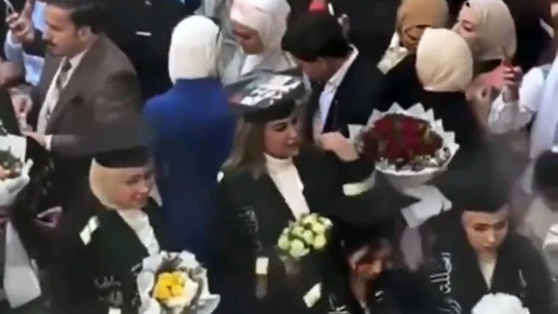 بسبب “صدام حسين”.. جامعة عراقية تفصل طالبة في حفل تخرجها