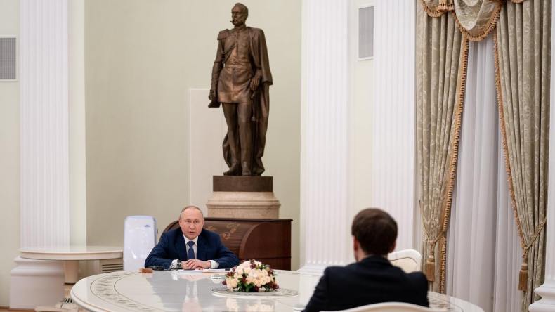 روسيا تردّ على مقترح ماكرون بإقرار هدنة في أوكرانيا