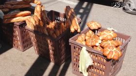 مواد غذائية تباع على قارعة الطريق .. مختصون يحذرون