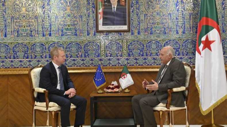 عطاف يتحادث مع ممثل الاتحاد الأوروبي حول “الحل الدائم والعادل والنهائي للقضية الفلسطينية”