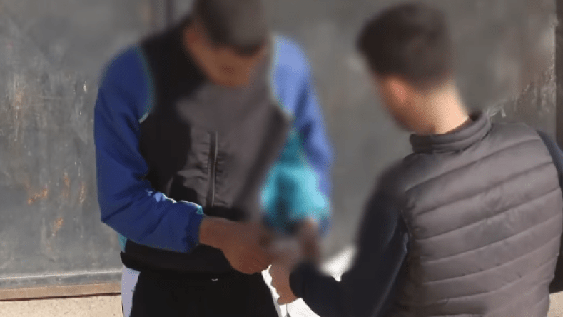 الدرك يطيح بعصابة الاتجار بالمخدرات قرب المؤسسات التربوية (فيديو)