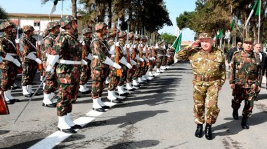 Chanegriha en visite au Commandement de la Garde Républicaine