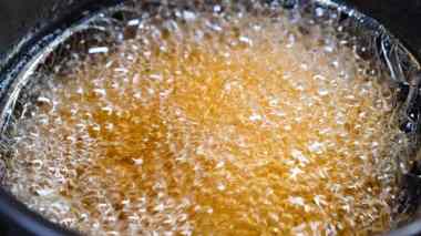 Il verse de l’huile bouillante sur sa femme!