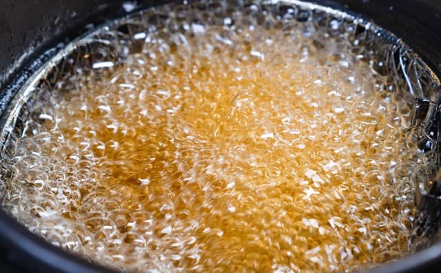 Il verse de l’huile bouillante sur sa femme!