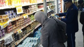 محلات تعُج بالصراصير ولحوم مجهولة المصدر بالقصابات!