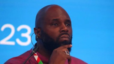 Il brûle son passeport français en live à Paris (VIDEO)