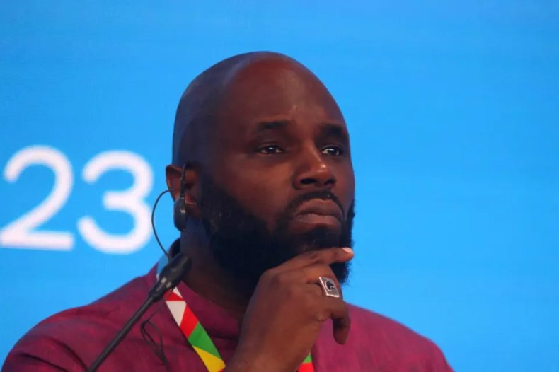 Il brûle son passeport français en live à Paris (VIDEO)