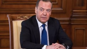 Medvedev qualifie Macron de “trouillard zoologique”