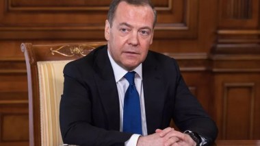 Medvedev qualifie Macron de “trouillard zoologique”