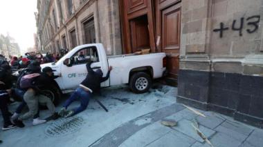 Des manifestants enfoncent la porte du palais présidentiel au Mexique