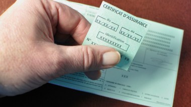 Fin de la vignette sur le pare-brise le 1er avril, en France