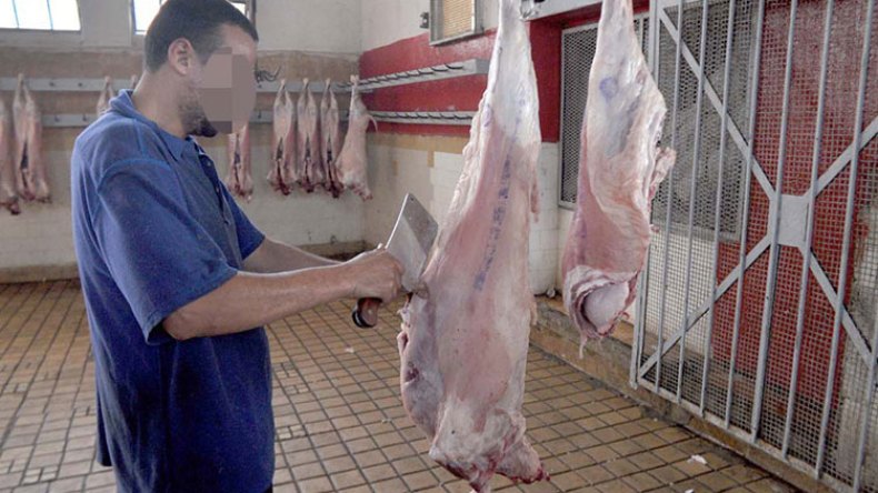 مذابح سرية خارج القانون.. وأعوان الرقابة بالمرصاد!