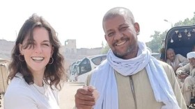 هذا ما فعلته سائحة بريطانية مع سائق حنطور مصري أثار إعجابها!