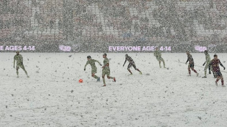 بِالفيديو والصّور: مباراة تحت تساقط كثيف للثلوج