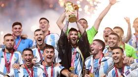 مسحت ذكرياته الثمينة.. زوجة بطل مونديال 2022 تسرق قميصه وميداليته