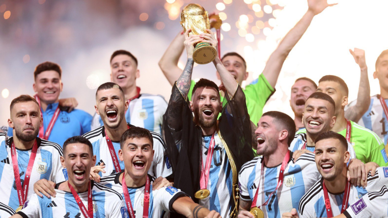 مسحت ذكرياته الثمينة.. زوجة بطل مونديال 2022 تسرق قميصه وميداليته