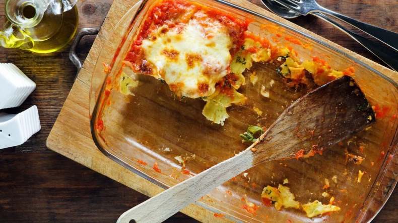 لهذا لا يجب ترك الطعام خارج الثلاجة أكثر من ساعتين؟