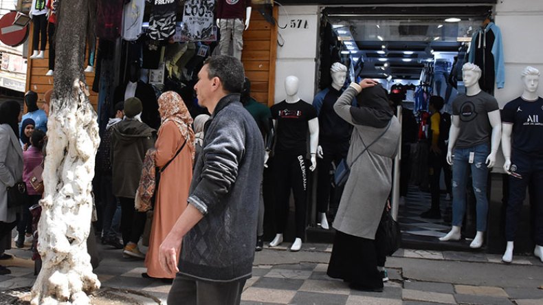 “كسوة العيد” تنعش سوق الملابس في شعبان!