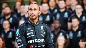 بطل “الفورمولا 1” يدعو إلى إيقاف همجية الصّهاينة